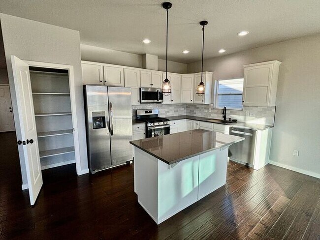 Building Photo - Modern 3 Bedroom 2 Bathroom Home In Wellin...