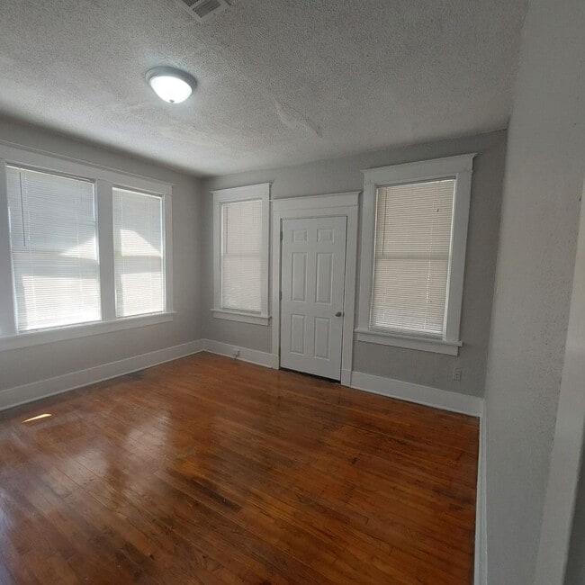 Building Photo - 888 N Willett St