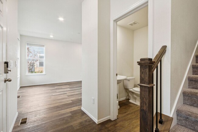 Foto del edificio - Fort Collins Lifestyle Exemplified by this 2 Bed, 2.5 Bath Paired Home!