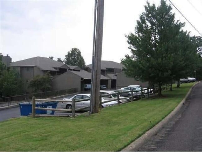 Front - 118 W Hensley St