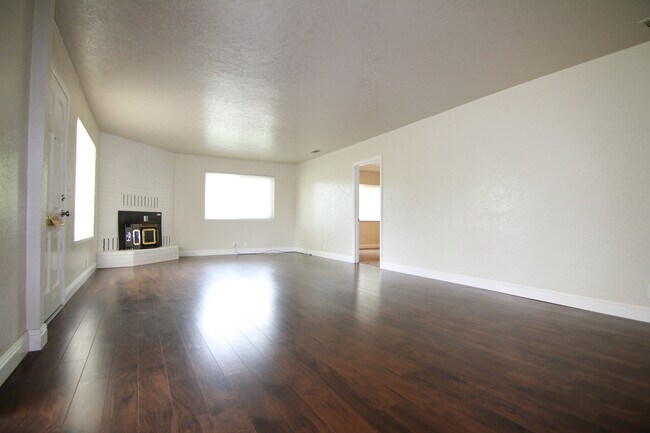 Foto del edificio - MOVE IN SPECIALL!!! $400 OFF FIRST MONTH"S...