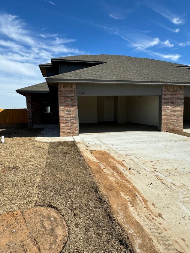 Foto principal - 3 bedroom 2.5 bath duplex in Newcastle