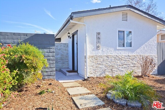 Foto del edificio - 9616 Gerald Ave