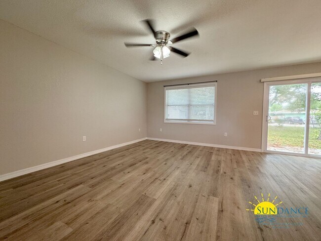 Building Photo - Renovated 4-Bedroom Home in Central Fort W...