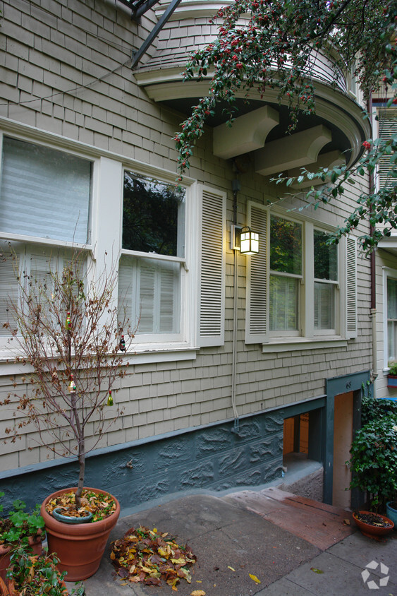 Foto del edificio - 66-68 Macondray Ln
