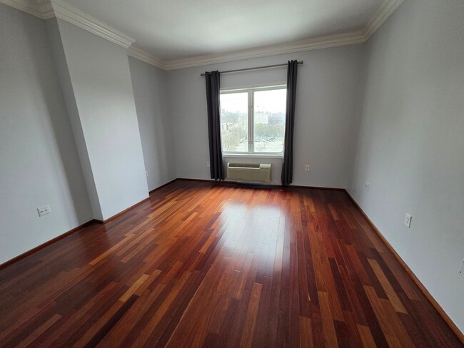 Foto del edificio - PRICE REDUCTION! & NO LEASING FEE REQUIRED