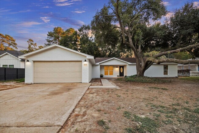 Foto del edificio - 5411 Logston Ln