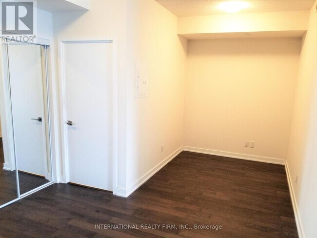 Photo du bâtiment - 510 Curran Place