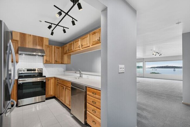 Building Photo - Enormous Waterfront Alki Condo w/ Stunning Views