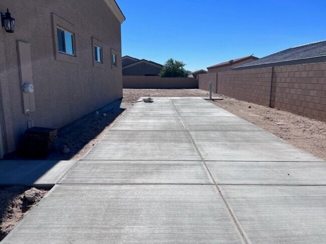 Building Photo - 2 BR with RV Garage, Boat Deep and additio...