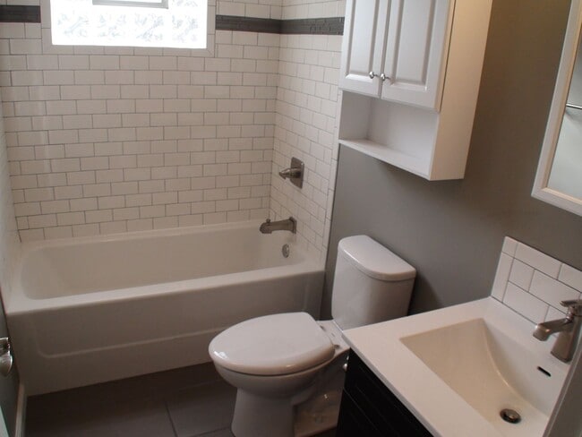 Building Photo - Charming Home Near Hessel Park