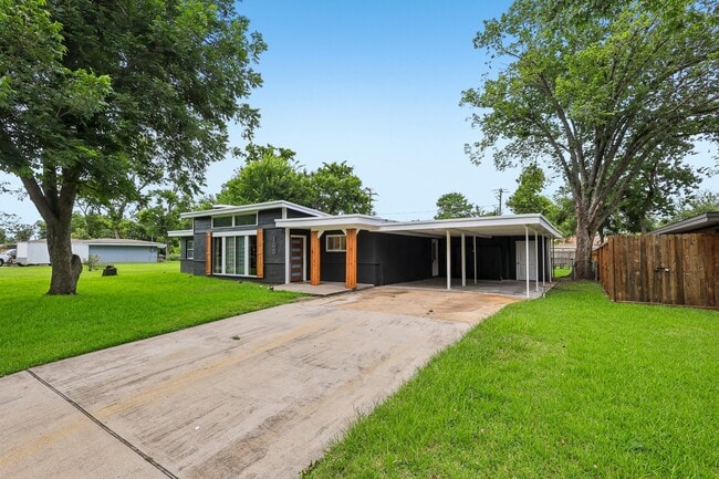 Building Photo - 159 Oak Dr