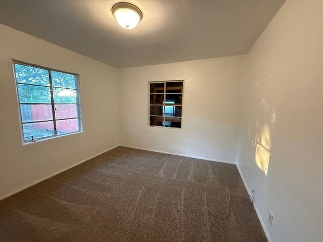 Building Photo - 661-665 Maple St