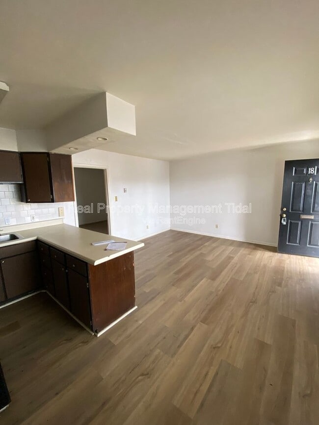 Building Photo - 5667 Brickell Rd