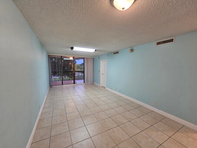 Foto del edificio - 8441 Forest Hills Dr