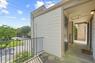 Building Photo - 7144 N Holiday Dr