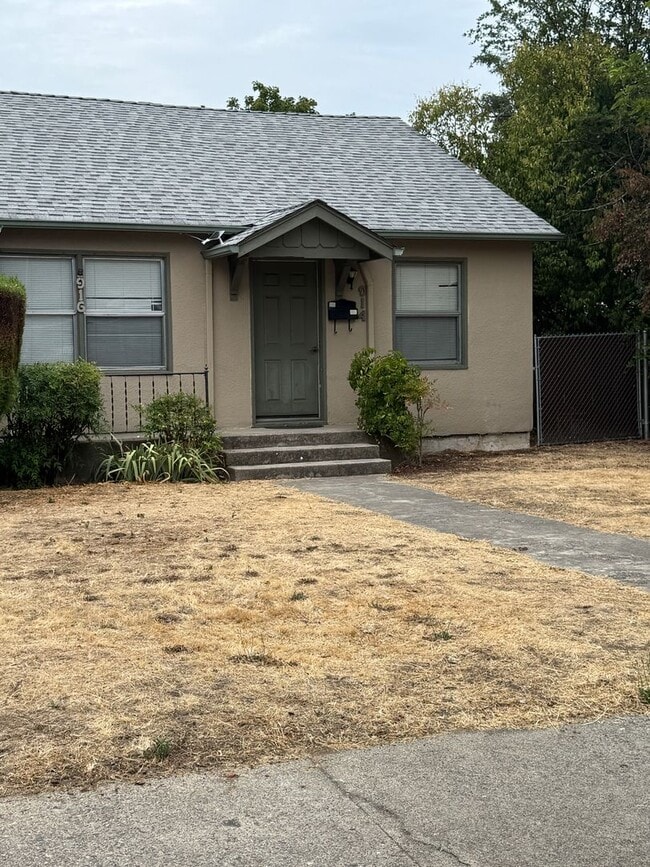 Building Photo - Very Large 1 Bedroom 1 Bathroom Home Available Now