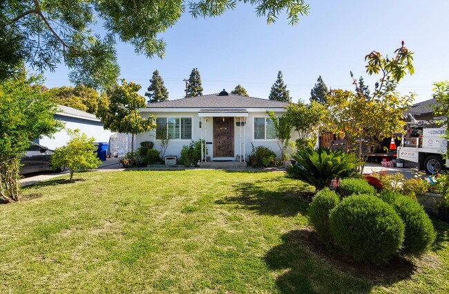 Building Photo - House - 2 Bedrooms / 1 Bathroom - Downey