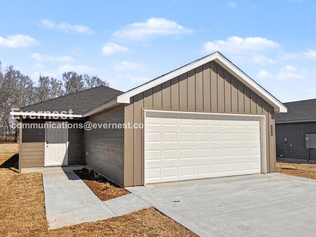 Building Photo - 3 Bed/2 Bath Home with Garage / Pet-Friendly / Vouchers Accepted / Available Now!