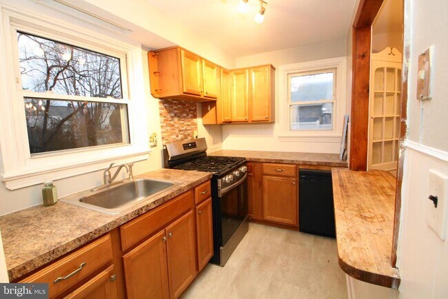 Building Photo - 2448 Pershing Ave