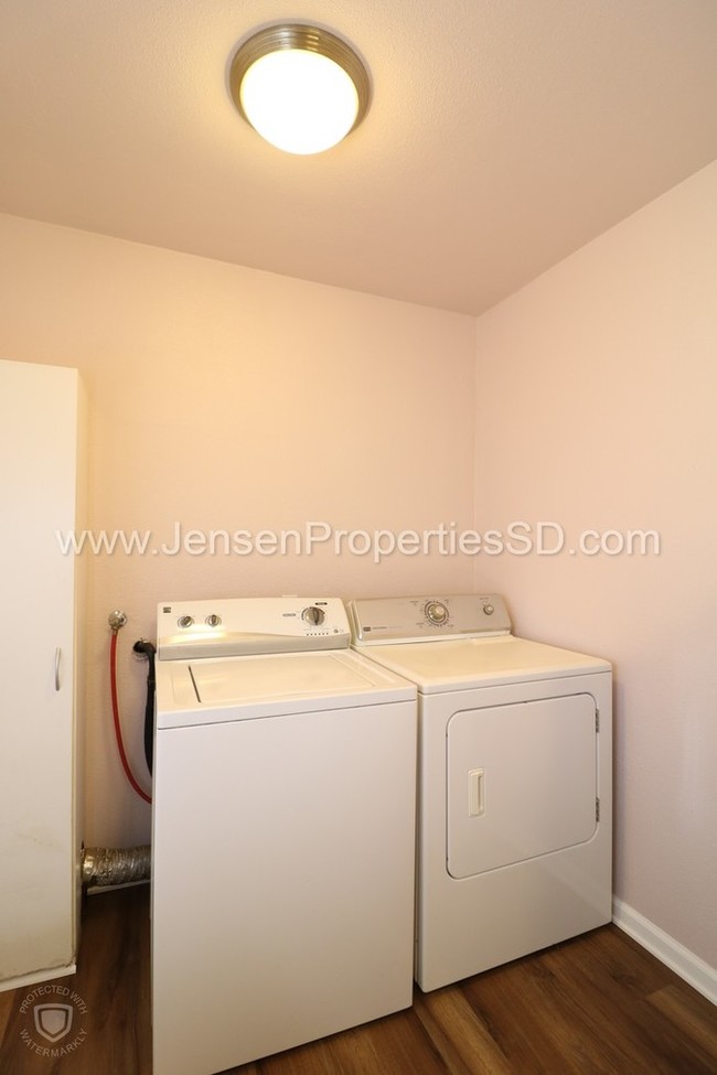 Foto del edificio - 2 Bed 1 Bath Apartment w/ 1-Car Garage