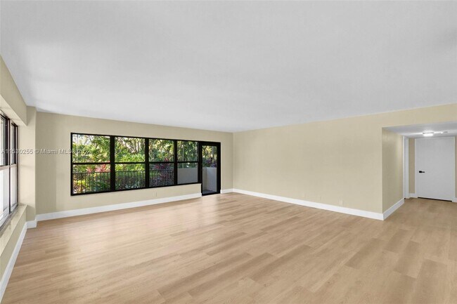 Foto del edificio - 3200 Port Royale Dr N