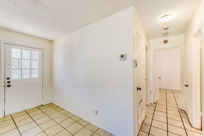 Building Photo - 2928 E 12th St