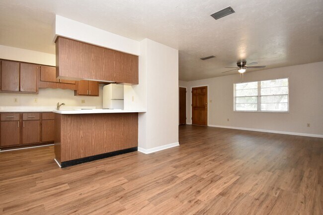 Foto del edificio - Recently Updated 3-Bedroom, 2-Bathroom Hom...