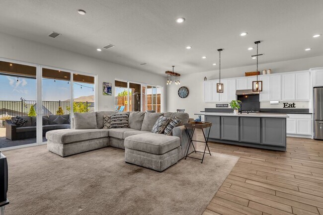 Building Photo - Beautiful Three Bedroom with Mountain V...