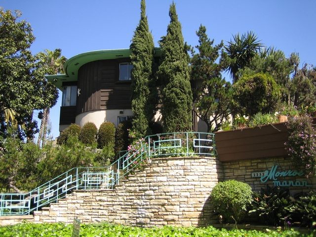 Primary Photo - 2232 N Beachwood Dr