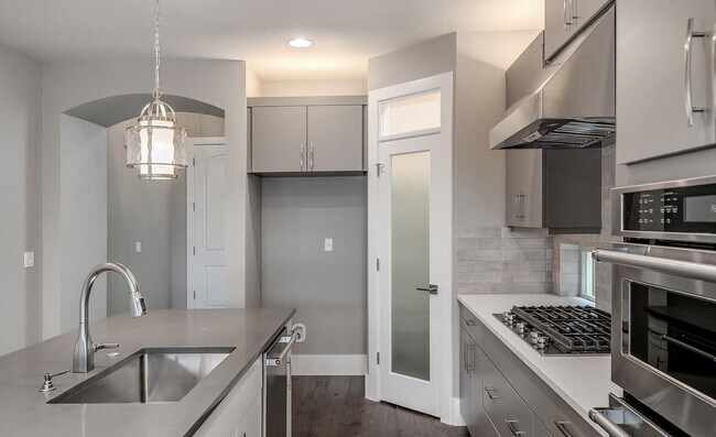 Foto del edificio - Bethany Stunner - 5 Bedrooms with Main-Level Bed & Bath, Modern Kitchen & Private Fenced Yard