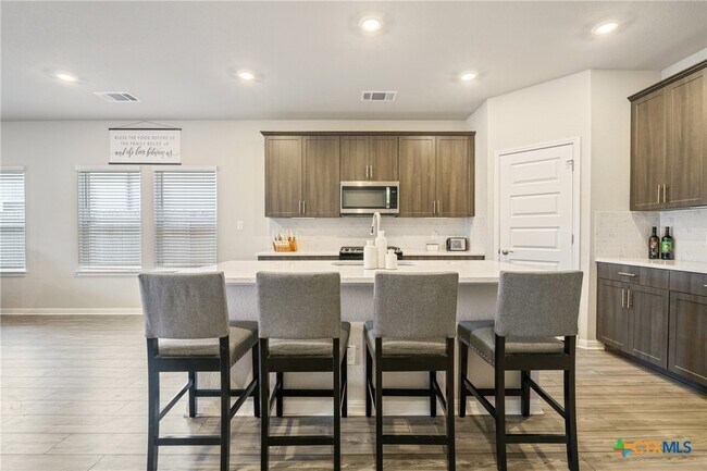 Foto del edificio - 10310 Mager Ln