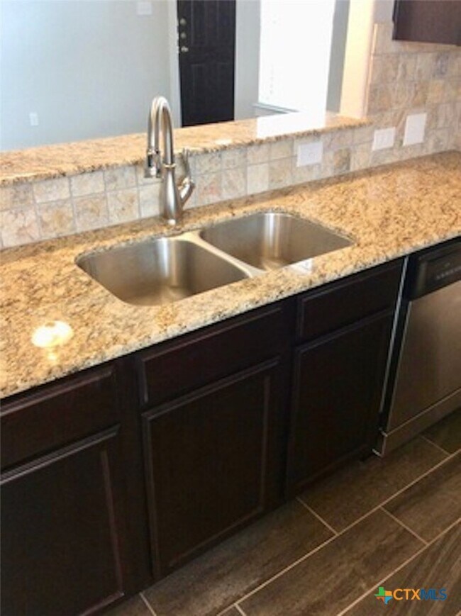 Foto del edificio - 562 Creekside Frst