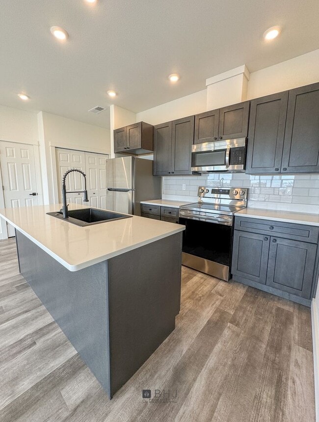 Building Photo - BRAND NEW Pet Friendly 2 bed/ 2 bath apart...