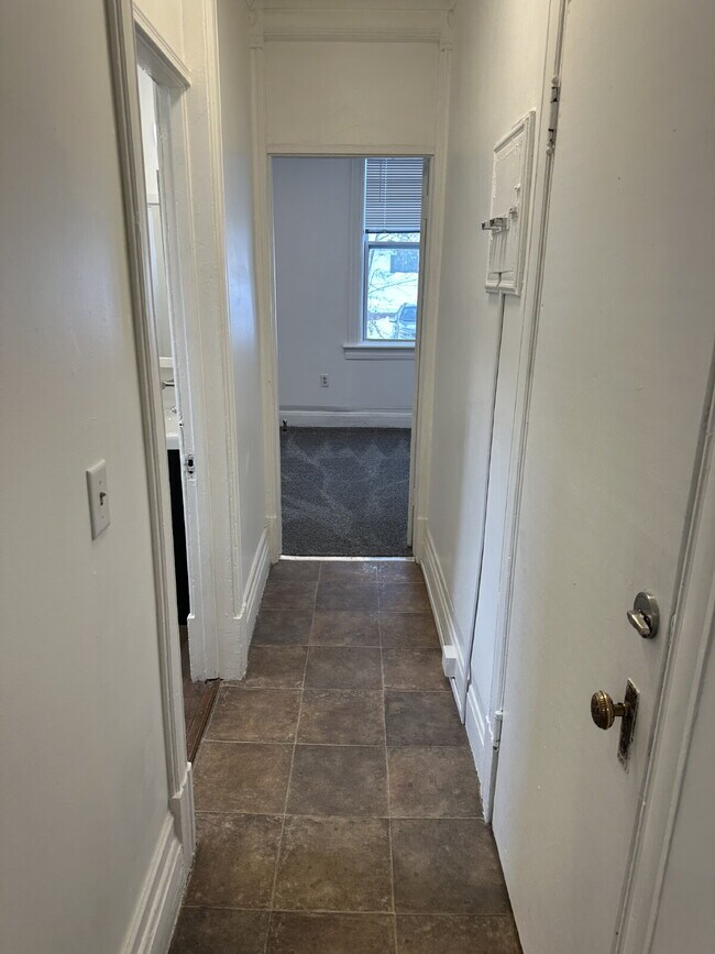 Foto del edificio - "Charming Studio Retreat on East 3rd Street – Your Cozy Duluth Escape!"