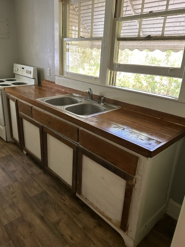 Building Photo - 3 Bedroom 2 Bathroom