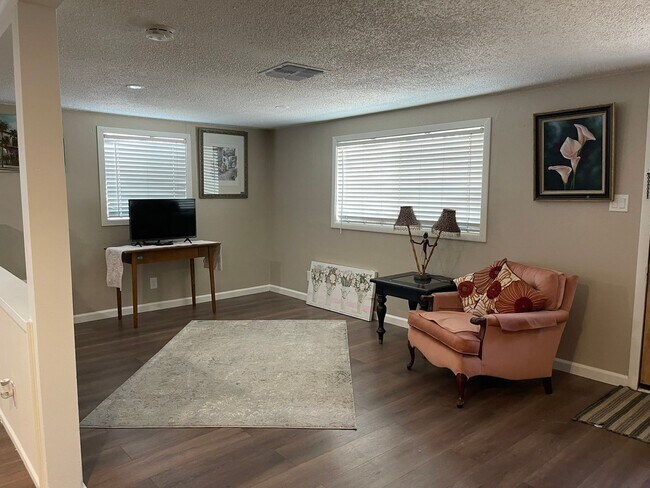 Building Photo - Newly Remodeled Home near Sac City College...