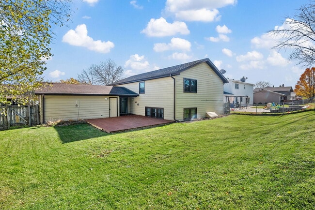 Building Photo - 7S580 Lynn Dr