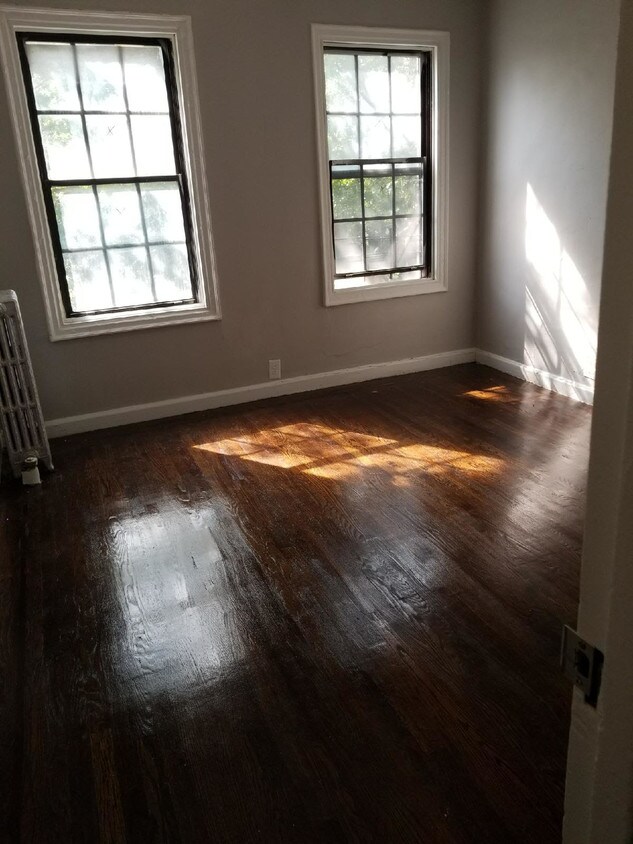 Primary Photo - 2758 Bronx Park E
