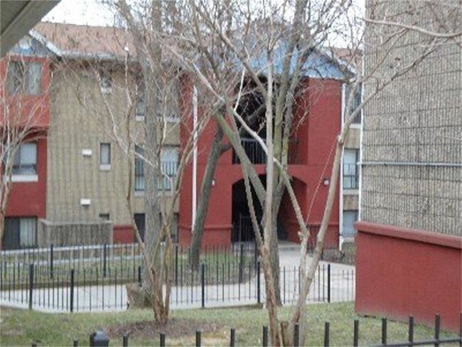 Building Photo - 1611 E Chase St