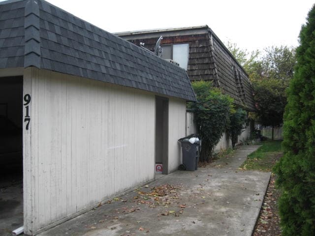 Building Photo - 917 Royal Ct