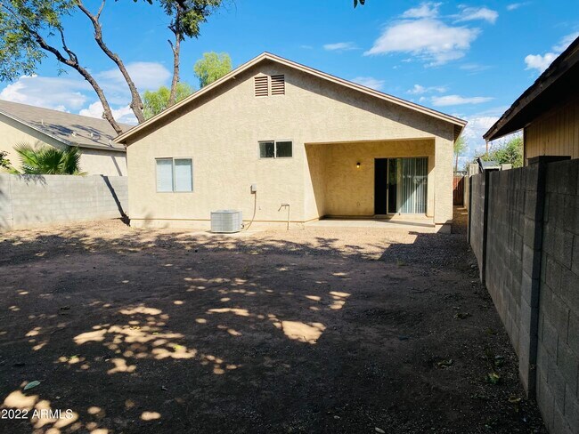 Building Photo - 2626 N 28th Pl