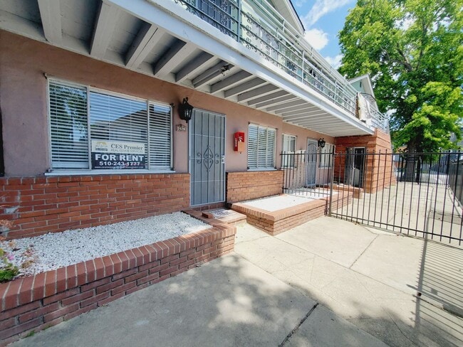 Building Photo - Ground floor One bedroom with Private Patio near Diamond District