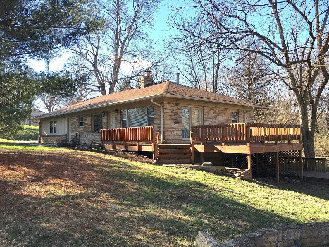 Primary Photo - Wonderful 3 Bedroom 3 Bathroom Stone Ranch...