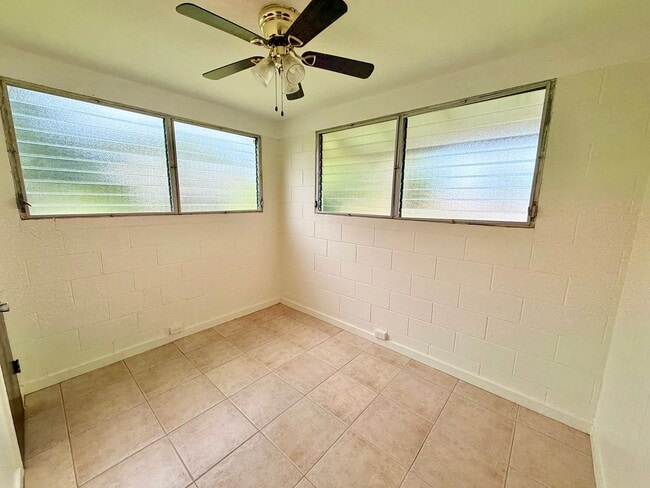 Building Photo - 2 Bedroom / 1 Bathroom for Rent In Pukalani!