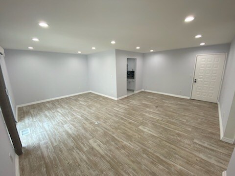 Foto del edificio - 7439 Woodman Ave