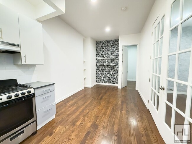 Building Photo - EASTERN PARKWAY / NO FEE / Spacious 2-Bed 1-Bath Crown Heights / Prospect Park