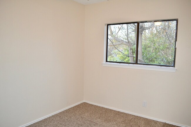 Building Photo - Beautifully updated move-in ready 3/2.5