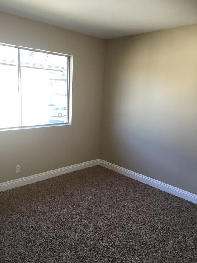 Building Photo - Beautifully remodeled 2 bed, 1 bath Condo!