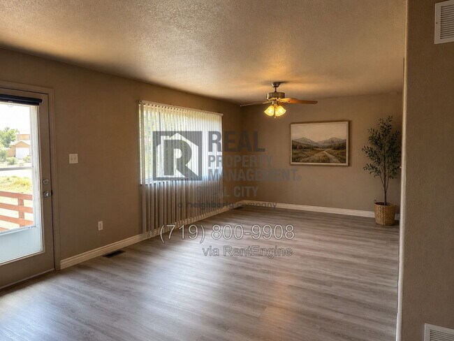 Foto del edificio - 996 S Palomar Dr